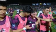 Compañeros de Marcelo Flores lo consuelan, tras fallar el penalti en el México vs Surinam