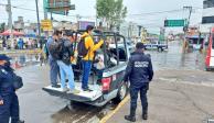 Una unidad policial transporta a habitantes de San Mateo Atenco debido a las inundaciones registradas en el municipio.