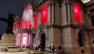 El Palacio de Bellas Artes iluminado de rojo