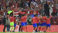 Futbolistas ticos celebran su pase, ayer.