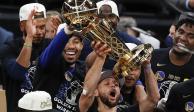 Jugadores de Warriors celebran con el trofeo Larry O'Brien su coronación en las Finales de la NBA 2022.