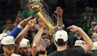 Jugadores de los Warriors celebran con el título, ayer, en Boston.