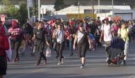 Cientos de migrantes varados en la central de autobuses de Monterrey emprendieron una marcha el jueves hacia Saltillo, escoltados por patrullas de Fuerza Civil, con la convicción de llegar a la frontera con EU.