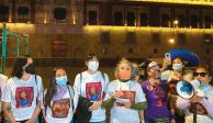 Víctimas de ataques con ácido proyectaron sus fotos en Palacio Nacional el 20 de febrero, a 8 años de la agresión a Carmen Sánchez, una sobreviviente.