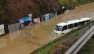 Un autobus atrapado en una inundación, tras las fuertes lluvias registradas este 18 de junio en Xalapa, Veracruz