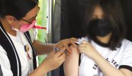Enfermera aplica inoculación a púber, el pasado 20 de mayo  en la capital del país.