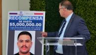 El fiscal estatal de Chihuahua, Roberto Fierro, presentó ayer, en conferencia de prensa, la información de la recompensa para la captura del sospechoso.