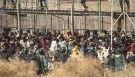 Mueren 18 migrantes en estampida para entrar a Melilla