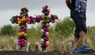 Al lugar donde se encontró a los migrantes sin vida, en San Antonio, Texas, han acudido personas a colocar ofrendas de flores y cruces