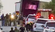 Policías de Texas revisan el tráiler con migrantes muertos en San Antonio, el pasado lunes.