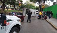 Un microbús se volcó en la alcaldía Iztapalapa; hay personas lesionadas.