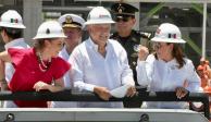 El Presidente acompañado de su esposa Beatriz Gutiérrez (izq.) y la secretaria de Energía, Rocío Nahle, ayer, en Paraíso, Tabasco.