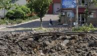 En el centro de la ciudad de Bakhmut,&nbsp;Donetsk debido al ataque con misiles se hizo un agujero grande en la tierra.