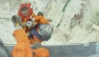 Los rescatistas suben a un miembro de la tripulación de un barco que se hunde a un helicóptero