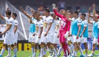 Jugadores de la UNAM  se despiden de su afición, ayer.