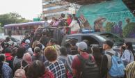 Policías capitalinos ayudaron con camiones y camionetas a transportar a las personas.