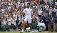 Novak Djokovic celebra tras vencer a Jannik Sinner en los cuartos de final de Wimbledon, el martes 5 de julio de 2022.