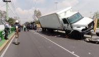 Camión de carga se impacta en muro de contención en Taxqueña