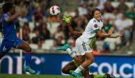 Rebeca Bernal al momento de su golpe con la portera Nahomie Ambroise en el segundo tiempo del juego entre México y Haití en el Premundial Femenil de Concacaf.