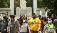Una imagen cotidiana de pasenates en Chapultepec muestra a la mayoría ed ellos con cubrebocas, para protegerse del COVID-19