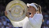Elena Rybakina de Kazajistán besa el trofeo de Wimbledon