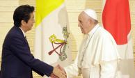 Shinzo Abe, exprimer ministro de Japón asesinado el viernes (izq.) y el Papa Francisco (der.).