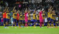 Jugadores de Pumas saludan a su afición tras un partido de Liga MX.