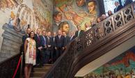 El Presidente López Obrador (centro), con empresarios de México y EU, y funcionarios de su gabinete, ayer, en Washington.