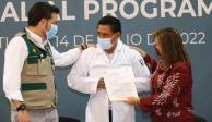 La gobernadora Lorena Cuéllar y el director general del IMSS, Zoé Robledo, entregaron 300 plazas más a personal médico y de enfermería.
