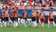 Futbolistas del Rebaño abandonan la cancha.