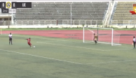Momento en el que un jugador del Remo Stars FC ejecuta su penalti en la final de la Copa de Nigeria.