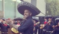 Dani Alves sue un video cantando con mariachi.