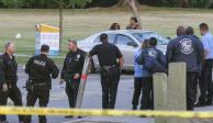 Los oficiales de policía se paran cerca de la escena de un tiroteo en Peck Park en San Pedro, California,