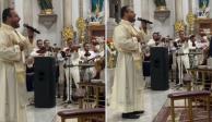 Sacerdote cantó durante boda y se volvió viral.
