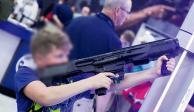 Un niño prueba una escopeta en la convención anual de la Asociación Nacional del Rifle (NRA) en Houston, Texas.