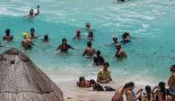 Turistas disfrutan en playa delfines, en Cancún, Quintana Roo