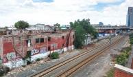 En torno a las viejas vías prevalece el abandono.