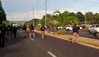 Enfrentamiento entre autoridades de Guerrero y la UPOEG en la carretera Acapulco-Pinotepa.