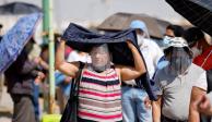 Habitantes de la ciudad de Mexcali, Baja California, se protegen del sol, ayer.