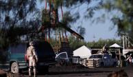 Soldados vigilan la mina de carbón localizada en el municipio de Sabinas, Coahuila, que colapsó el pasado miércoles.