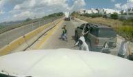 Captura del momento en el que sujetos armados descendieron de dos vehículos para impedir el paso al tráiler y posteriormente robarlo en la Querétaro-Irapuato.