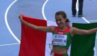 Karla Serrano celebra su victoria en los 10 mil metros de marcha femenil en el Mundial de Atletismo Sub-20 Cali 2022