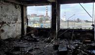Una imagen muestra el interior de un edificio dañado en el complejo de la planta de energía nuclear de Zaporiyia, en Ucrania.