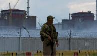 Militar con una bandera rusa en su uniforme hace guardia cerca de la planta nuclear de Zaporiyia.