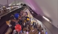 Una gran cantidad de aficionados de Pumas alentaron a los felinos en el Metro de Barcelona en su trayecto rumbo al Camp Nou.