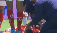 Marcel Ruiz yace en el césped después del fuerte golpe de cabeza que sufrió con Joaquín Montecinos durante el partido entre Toluca y Tijuana.