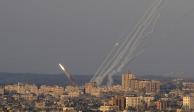 Cohetes desde la Franja de Gaza hacia Israel, en la ciudad de Gaza, este domingo.