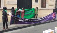 Feministas protestan en Michoacán por para exigir la despenalización del aborto en la entidad.