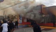 Comercios y tiendas de conveniencia fueron quemados por grupos armados durante la jornada de violencia registrada el jueves en Ciudad Juárez.