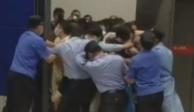 Clientes huyen de tienda Ikea en Shanghái; autoridades los iban a confinar por un caso de COVID-19.